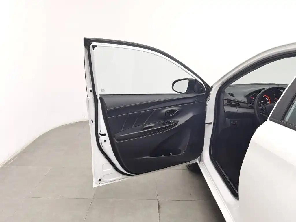 Toyota Yaris L 2022 — фото 8