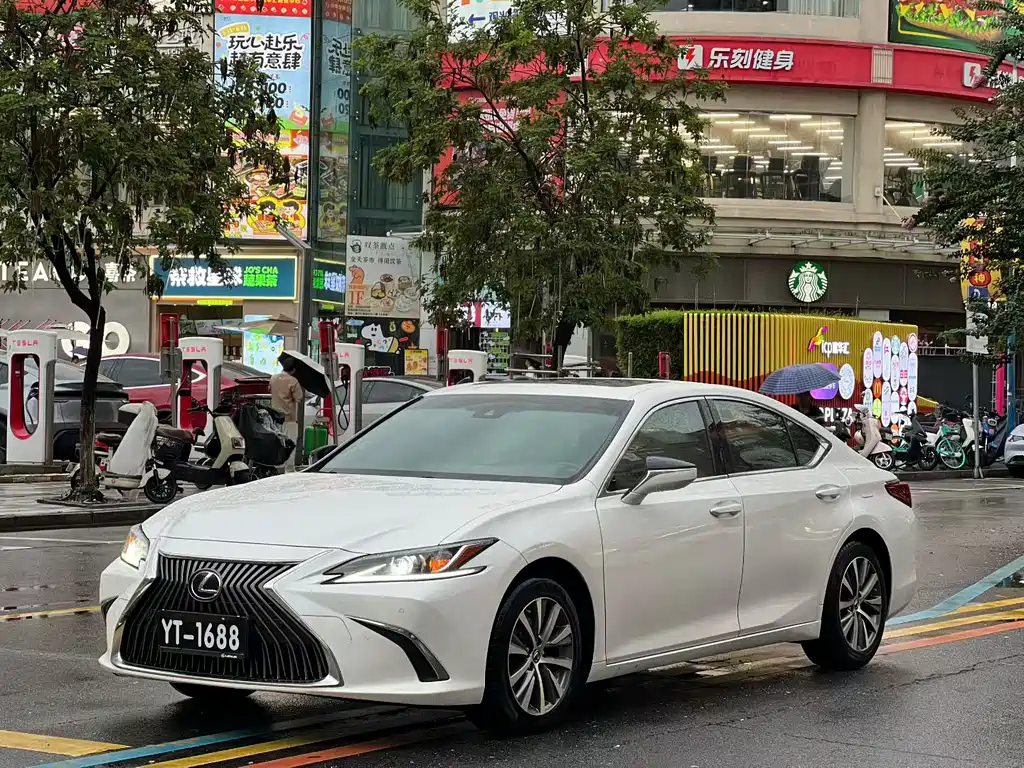 Lexus ES 2020 — фото 1