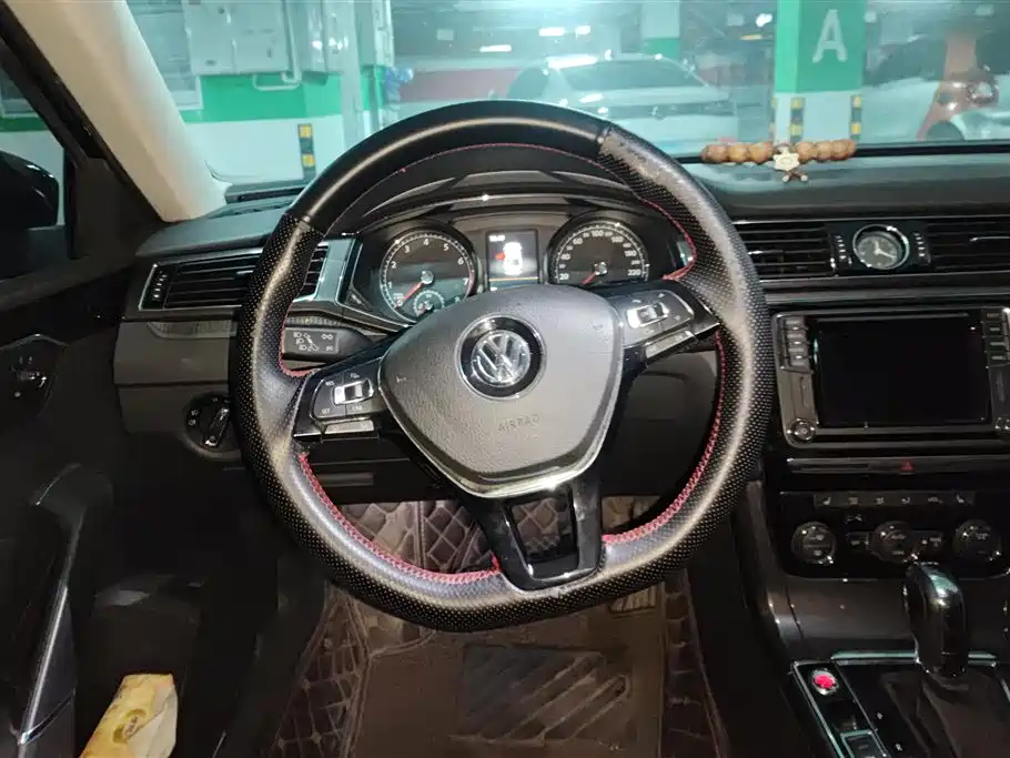 Volkswagen Passat 2017 — фото 15