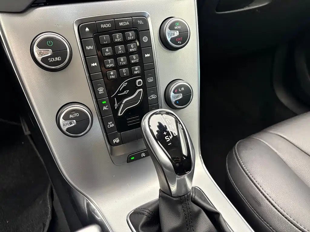 Volvo V40 2017 — фото 11