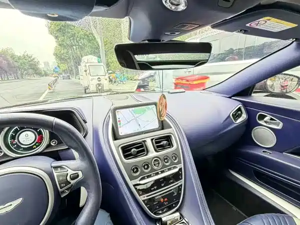 Aston Martin DB11 2023