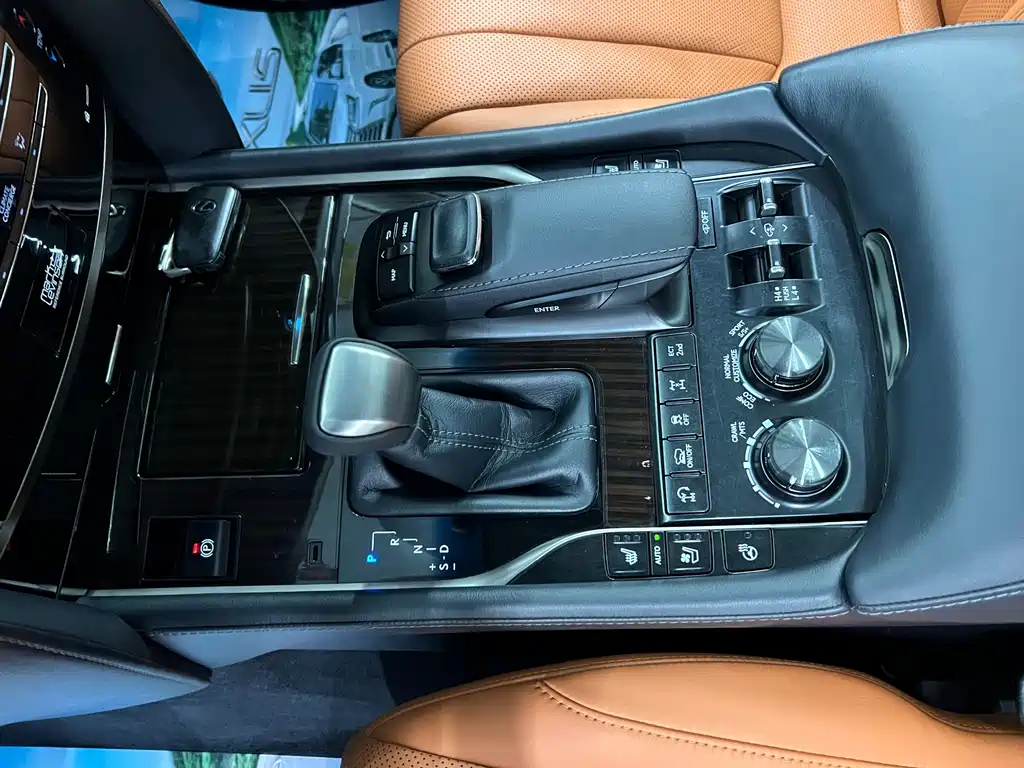 Lexus LX 2017 — фото 19