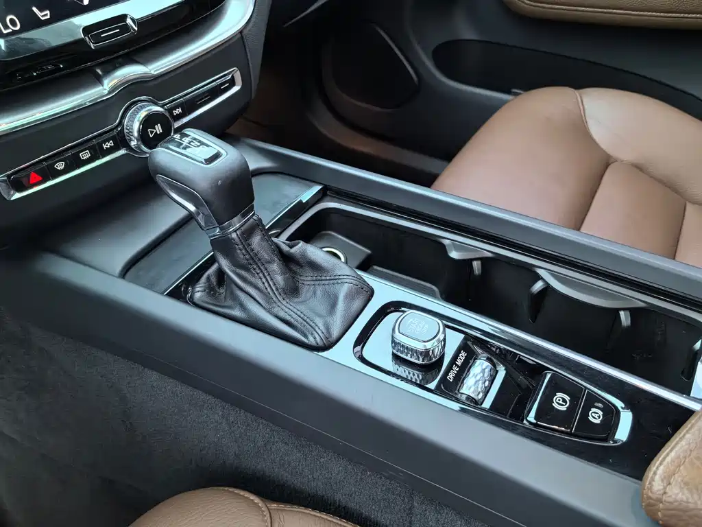 Volvo XC60 2018 — фото 24