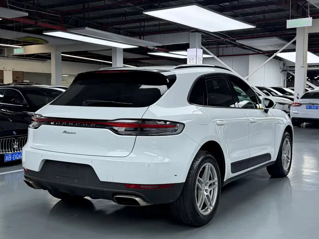 Porsche Macan 2018 — фото 17