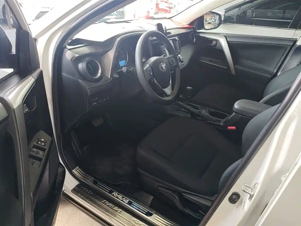 Toyota RAV4 2017 — фото 16