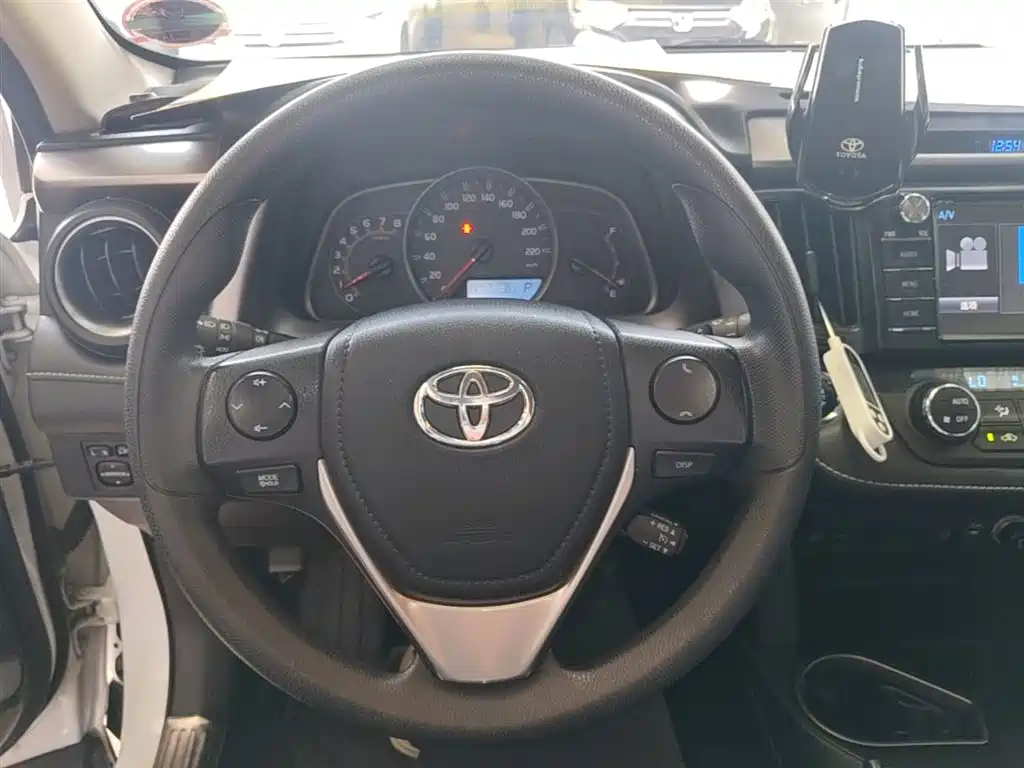 Toyota RAV4 2017 — фото 11