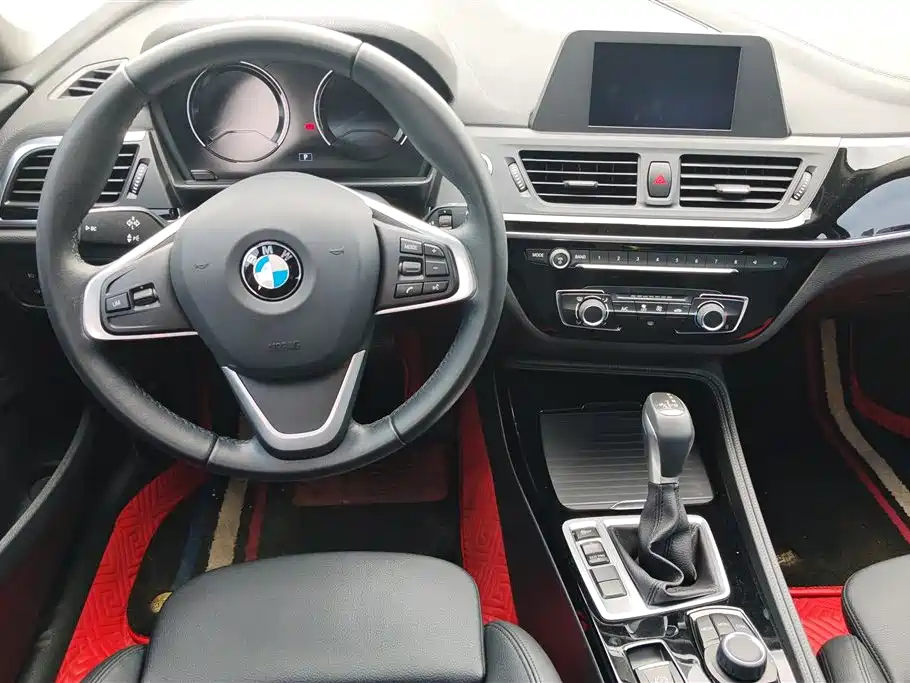 BMW 1 Series 2018 — фото 12