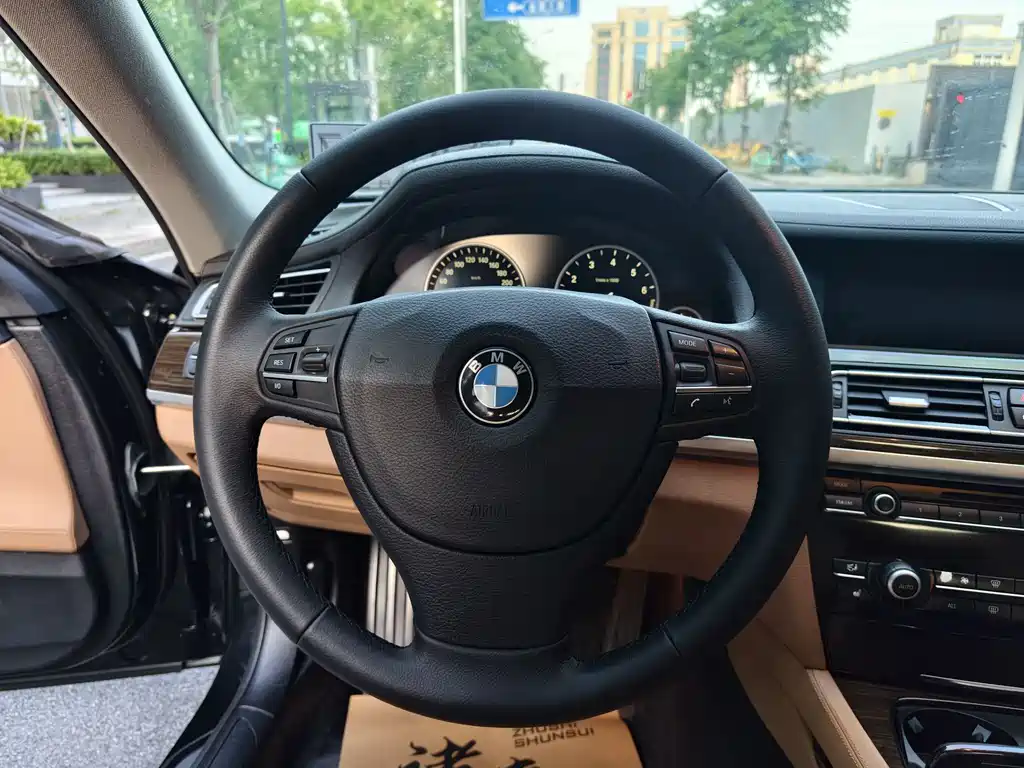 BMW 7 Series 2011 — фото 16