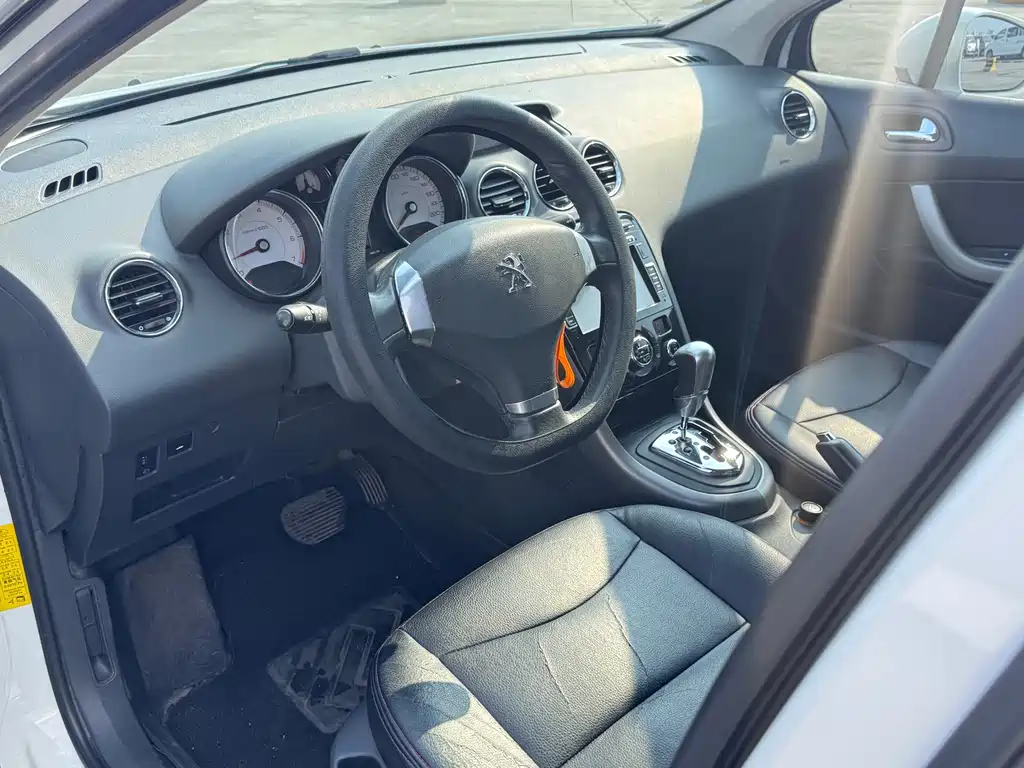 Peugeot 408 2014 — фото 12