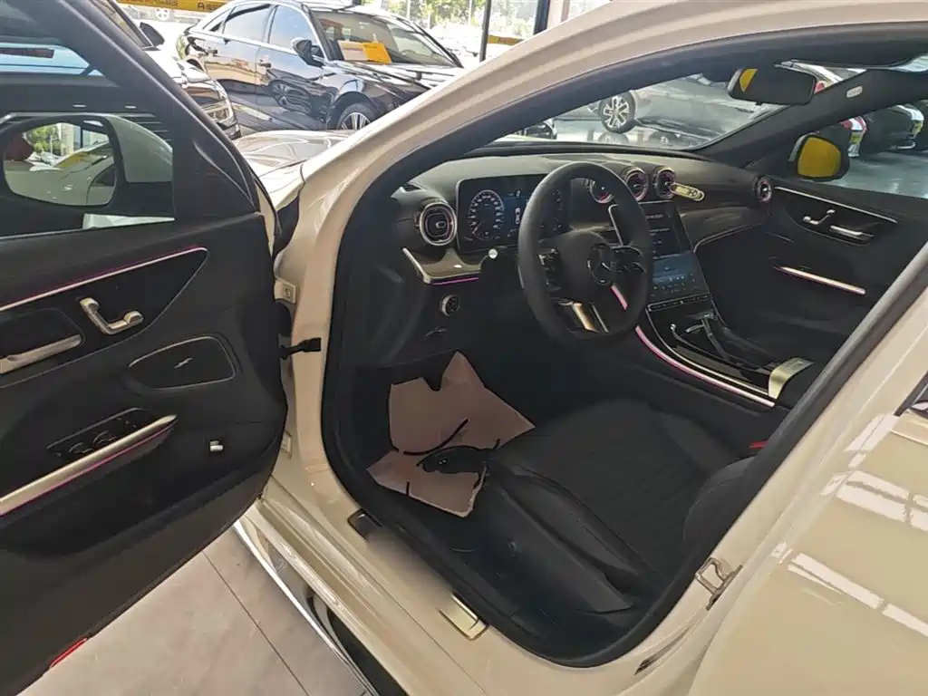 Mercedes-Benz C-Class 2025 — фото 16