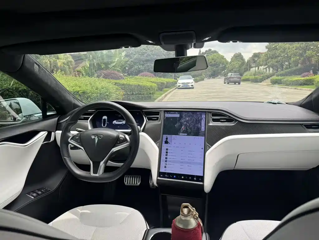 Tesla Model S 2014 — фото 16