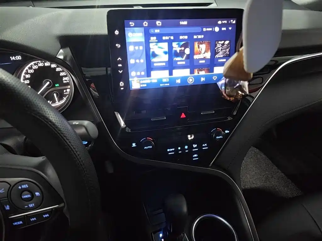 Toyota Camry 2023 — фото 13