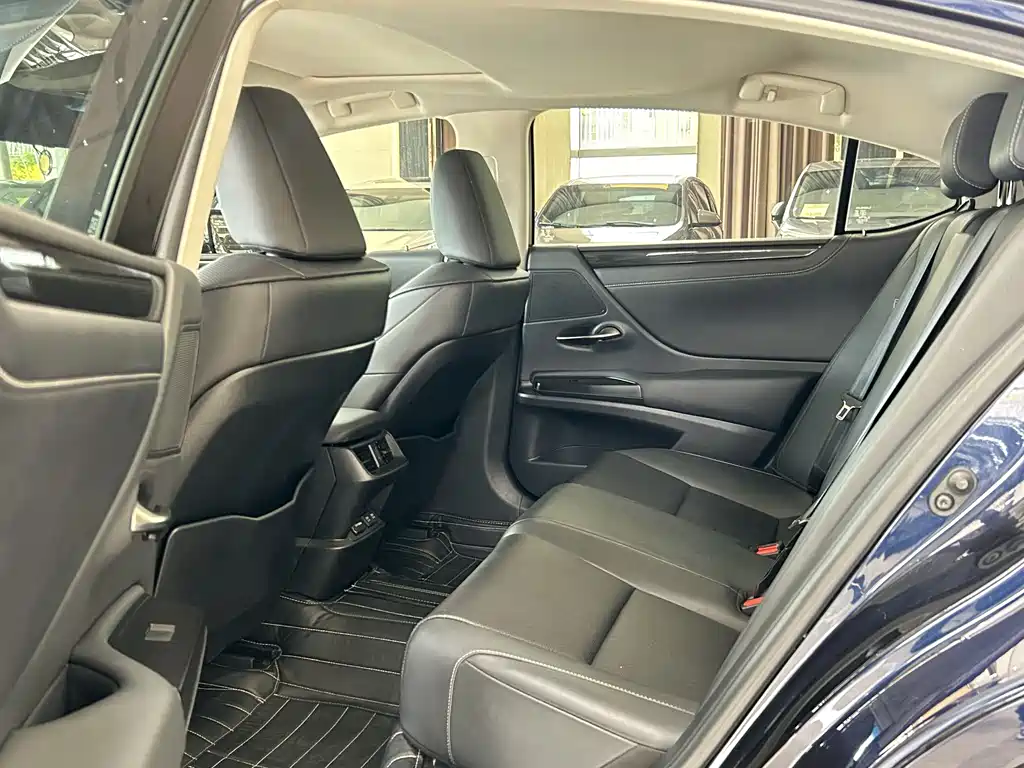Lexus ES 2020 — фото 13