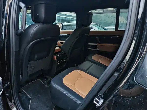 Land Rover Defender 2024