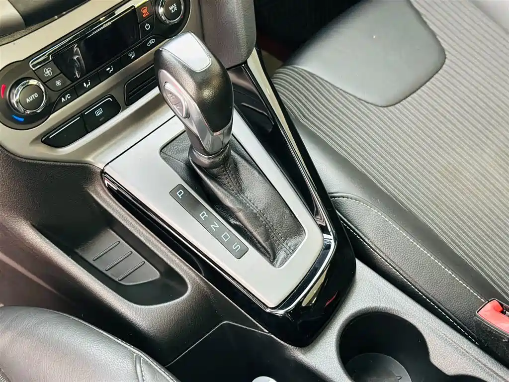 Ford Focus 2014 — фото 19
