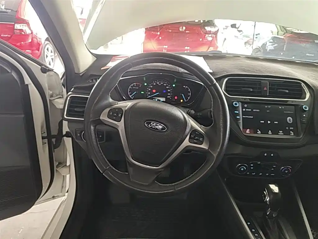 Ford Escort 2018 — фото 11