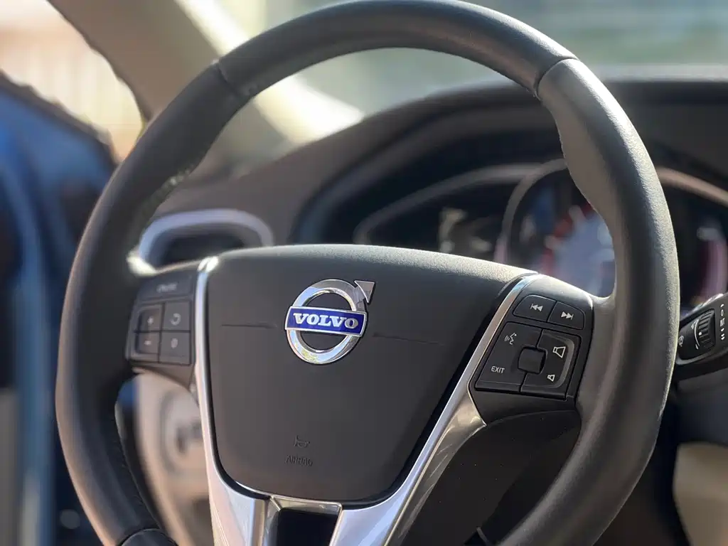 Volvo V40 2016 — фото 18