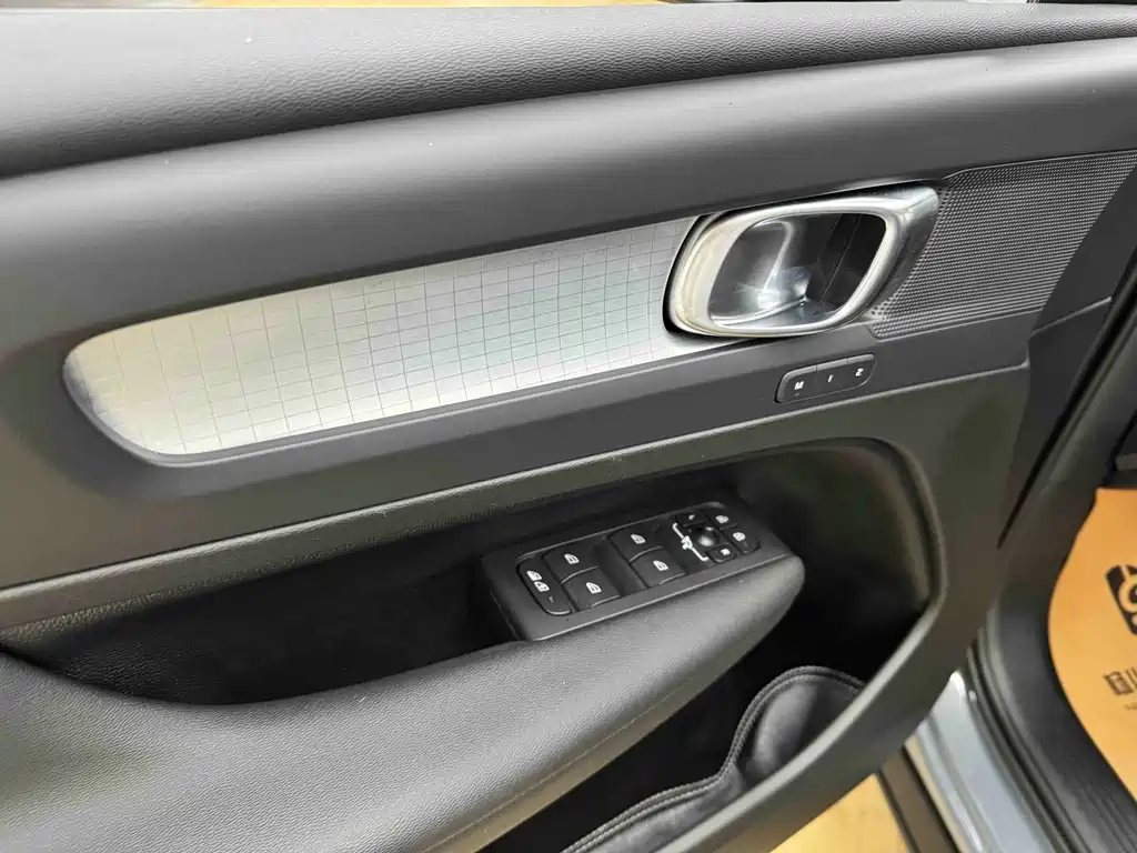 Volvo XC40 2021 — фото 9