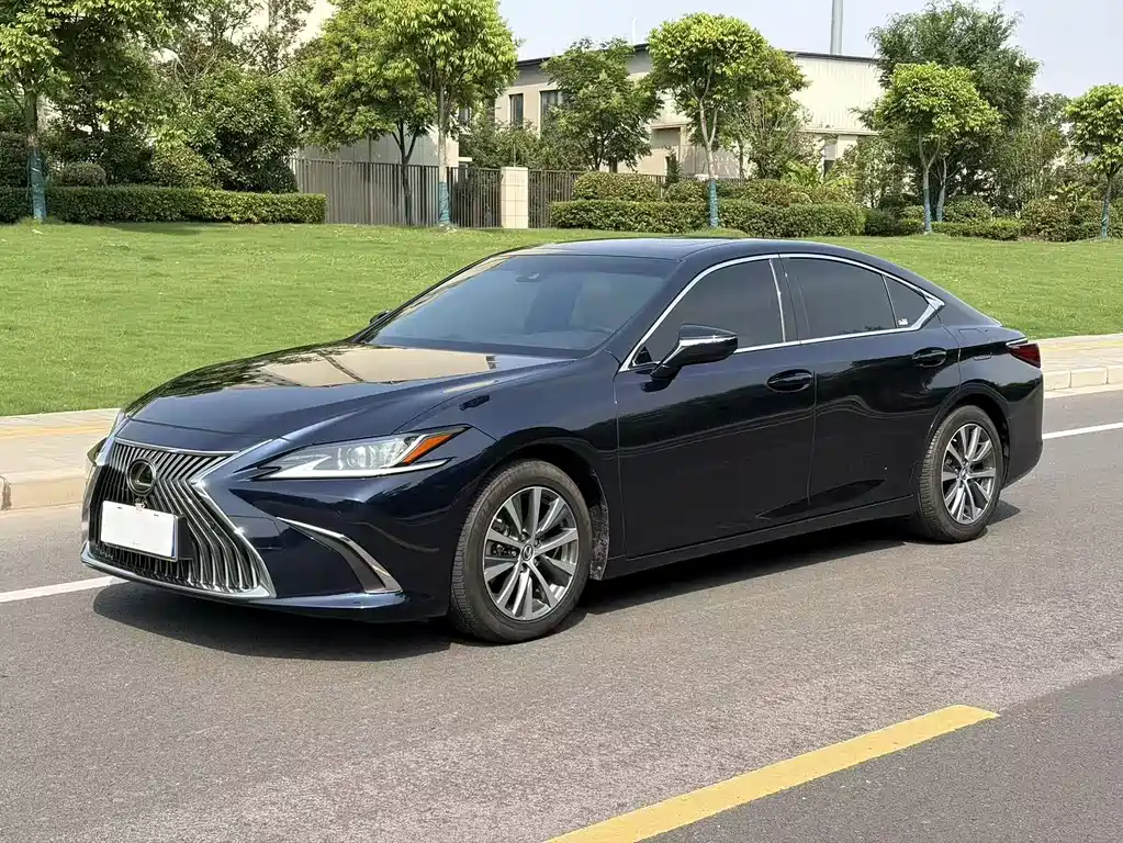 Lexus ES 2018 — фото 1