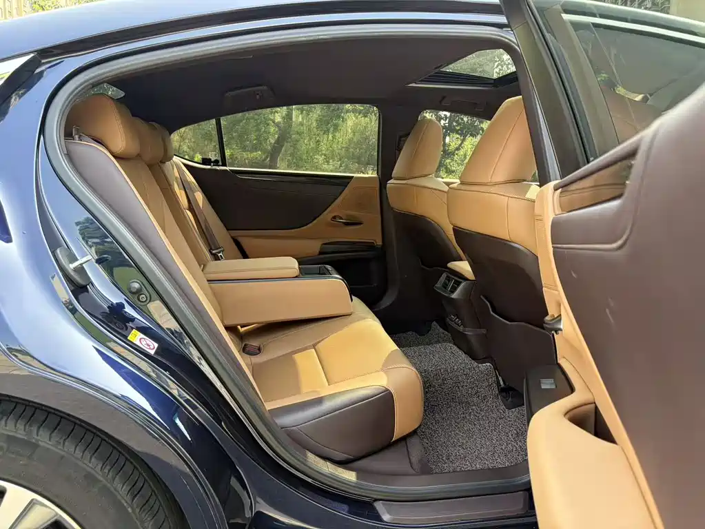 Lexus ES 2018 — фото 10
