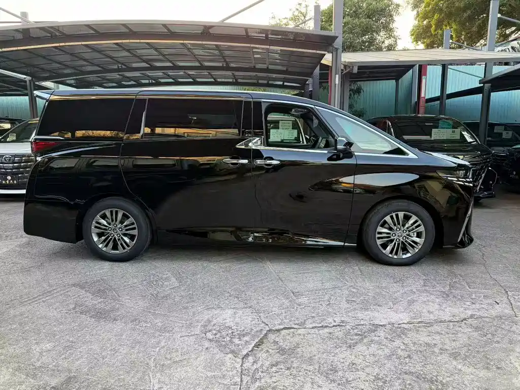 Toyota Alphard 2023 — фото 4