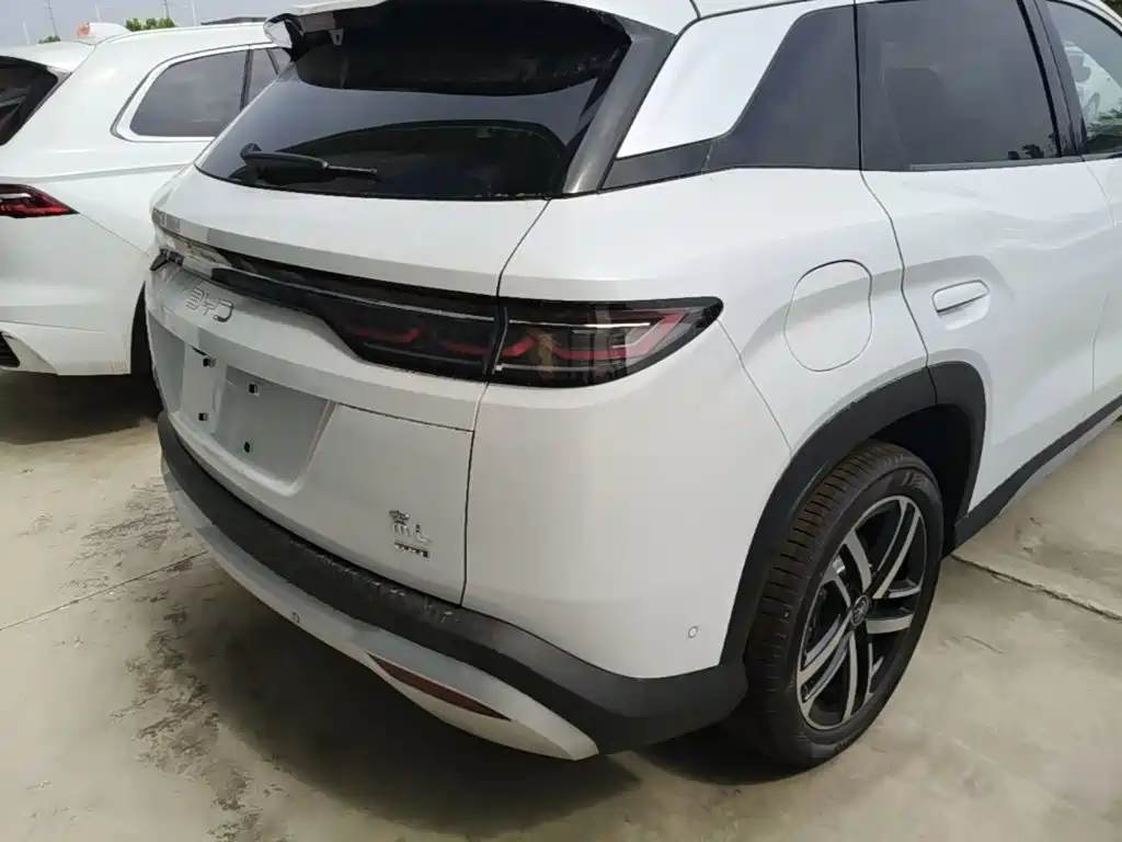 BYD L DM-i 2026 — фото 8