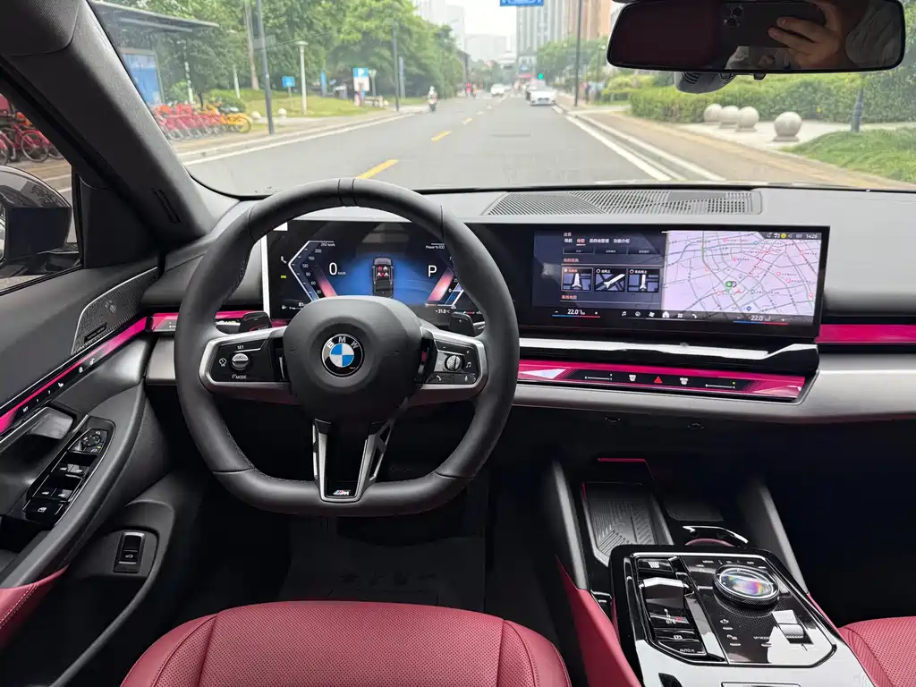 BMW 5 Series 2025 — фото 13