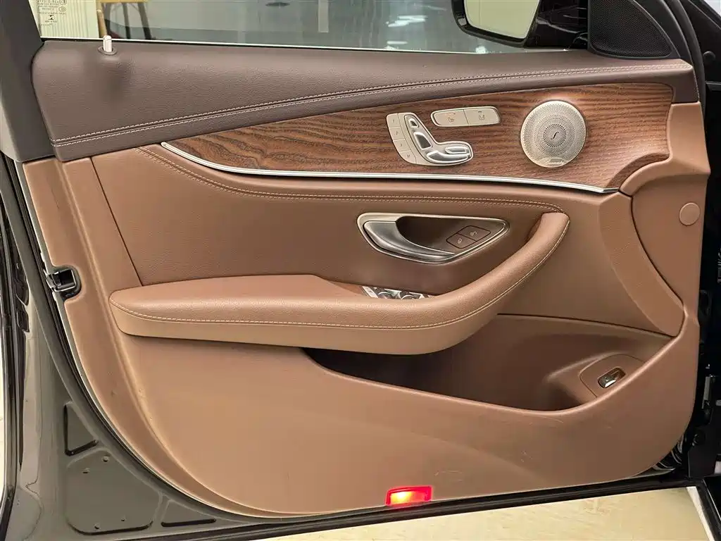 Mercedes-Benz E-Class 2022 — фото 12