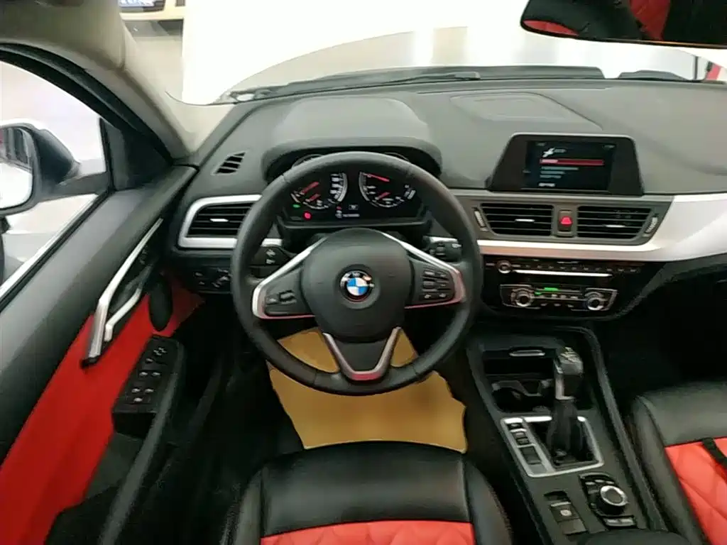 BMW 1 Series 2018 — фото 11