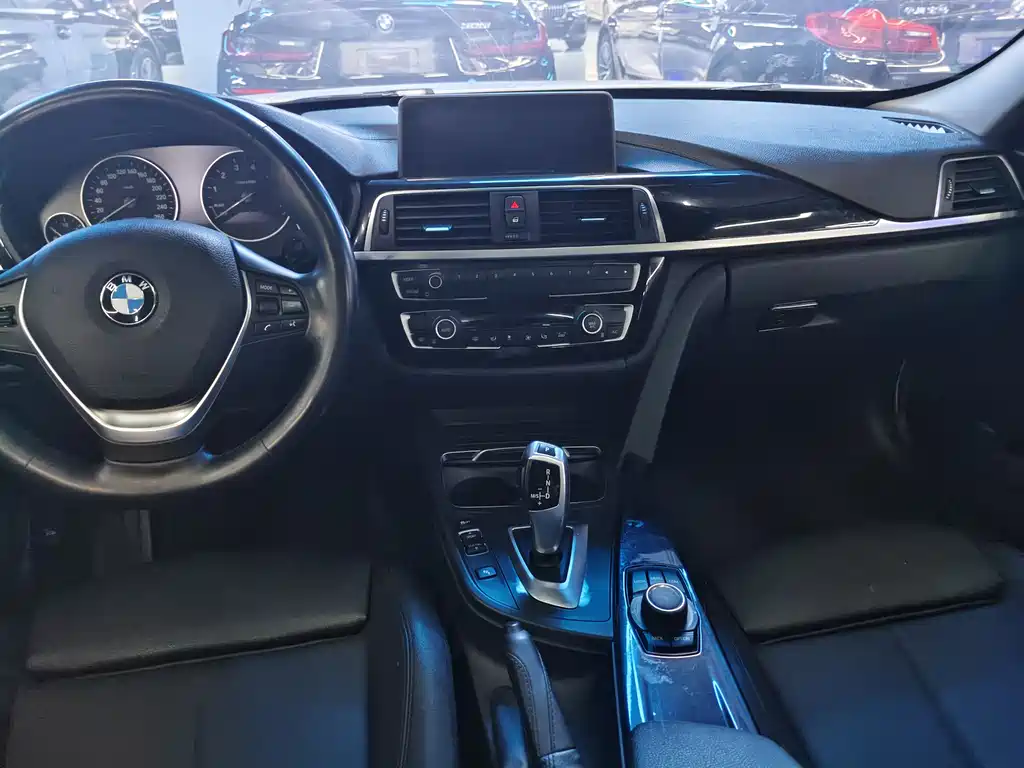 BMW 3 Series 2018 — фото 13