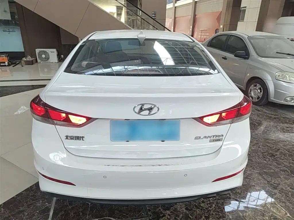 Hyundai Elantra 2016 — фото 6