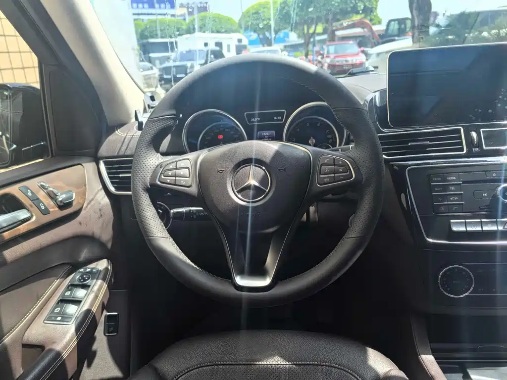 Mercedes-Benz GLE 2017 — фото 11
