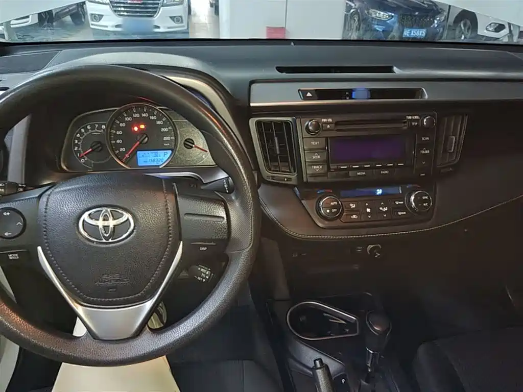 Toyota RAV4 2019 — фото 10