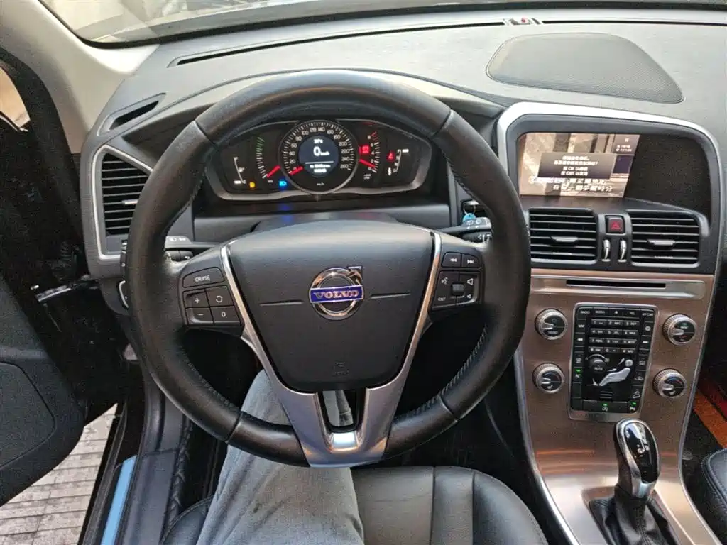 Volvo XC60 2018 — фото 11