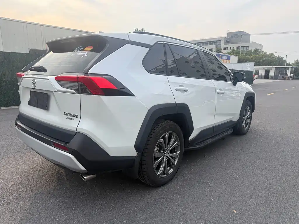 Toyota RAV4 2023 — фото 14