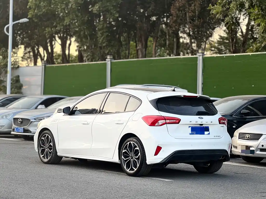 Ford Focus 2022 — фото 11