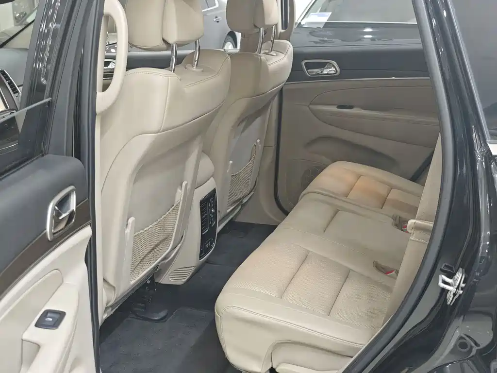 Jeep Grand Cherokee 2019 — фото 11
