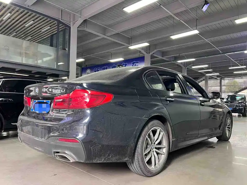 BMW 5 Series 2018 — фото 9