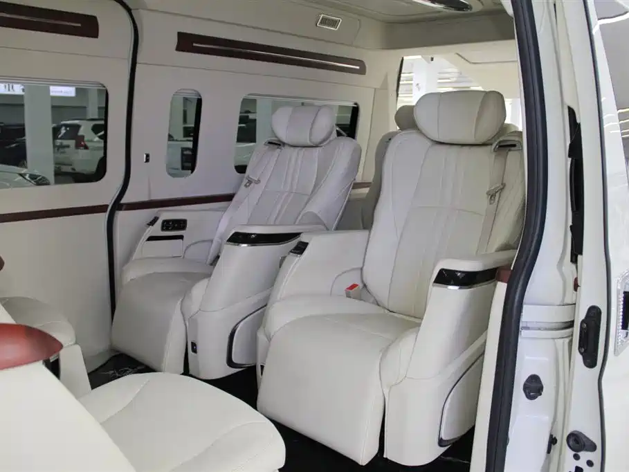 Toyota Hiace 2025 — фото 12