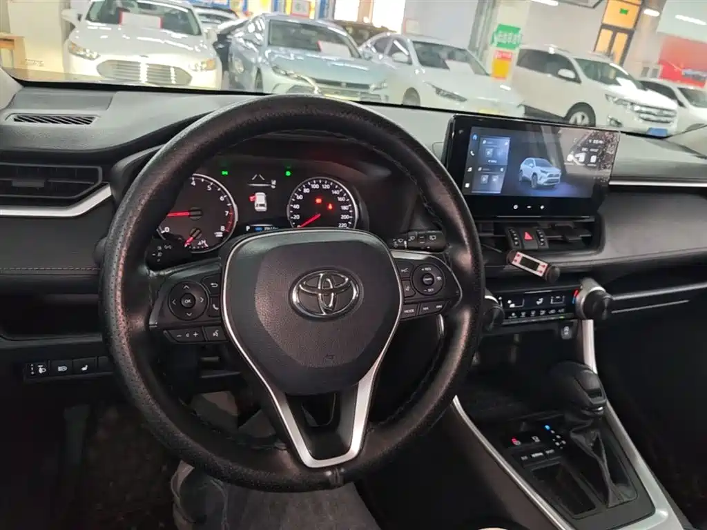 Toyota RAV4 2024 — фото 10