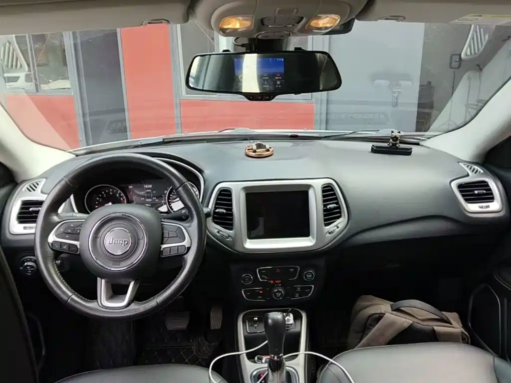 Jeep Compass 2018 — фото 10