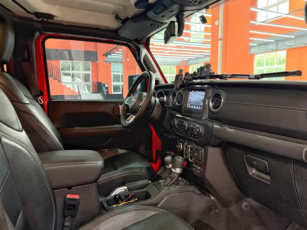Jeep Wrangler 2020 — фото 24