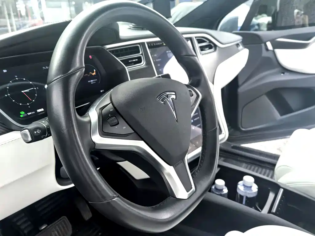Tesla Model X 2018 — фото 8