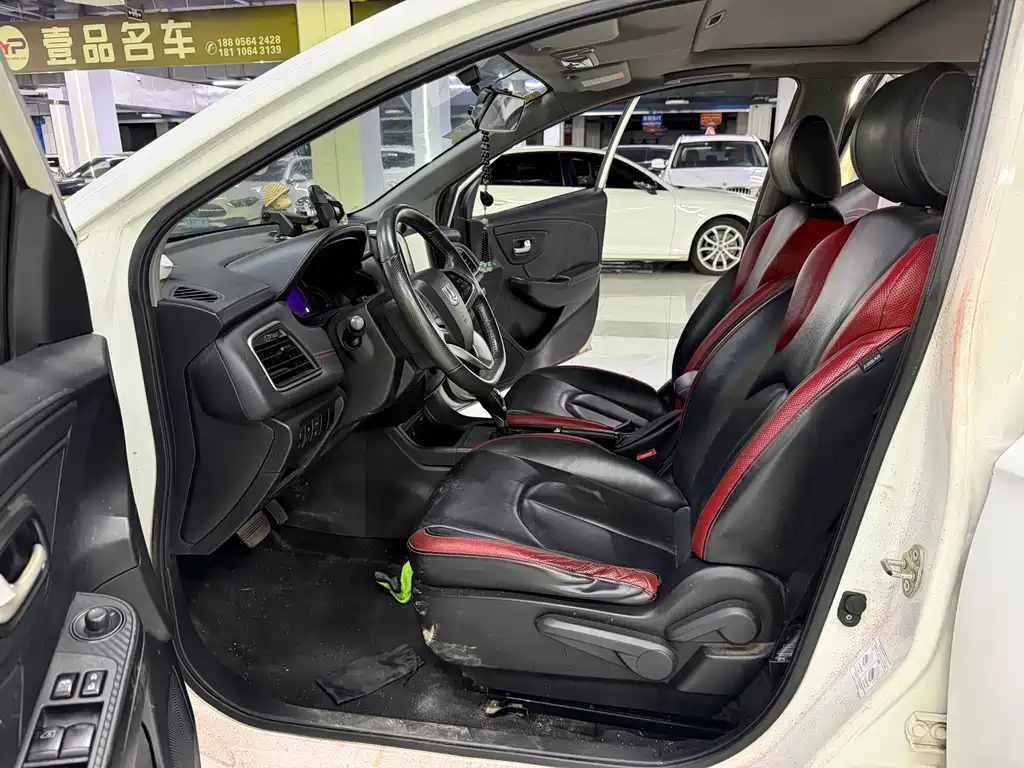 Luxgen U5 SUV 2018 — фото 7