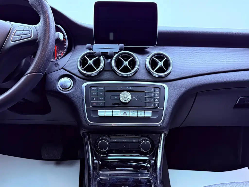 Mercedes-Benz GLA 2017 — фото 15