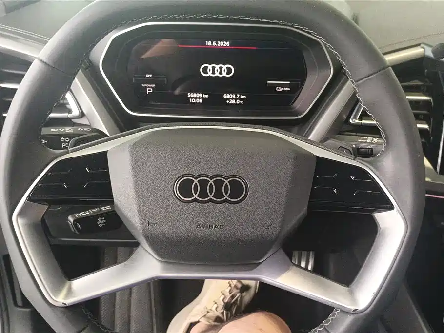 Audi Q4 e-tron 2023 — фото 15