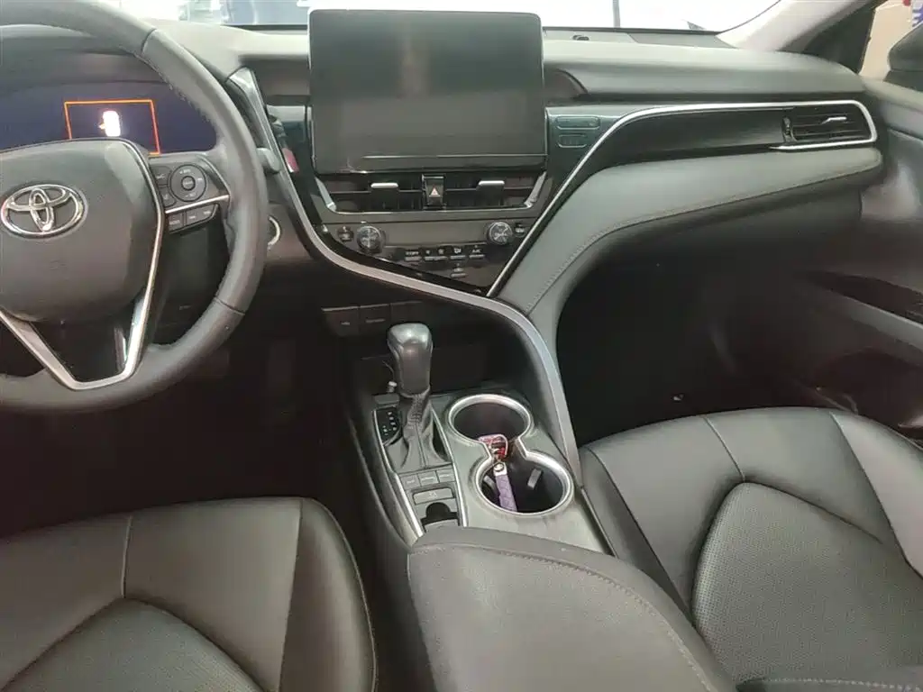 Toyota Camry 2023 — фото 13