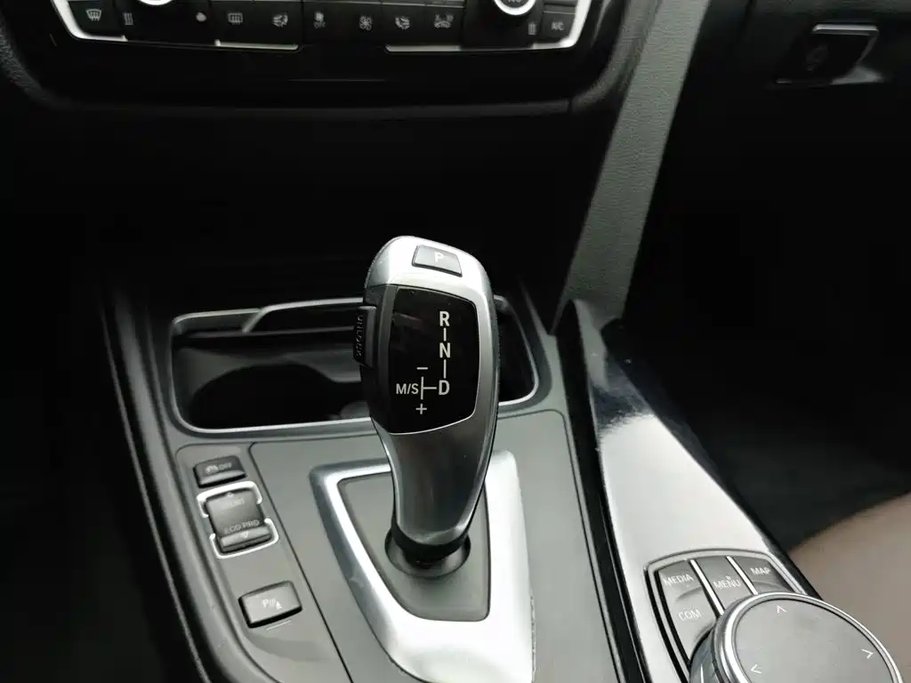 BMW 3 Series 2018 — фото 13