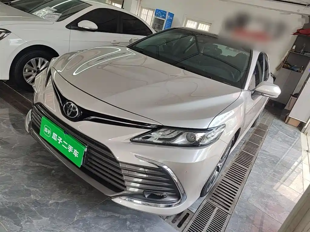 Toyota Camry 2023 — фото 1