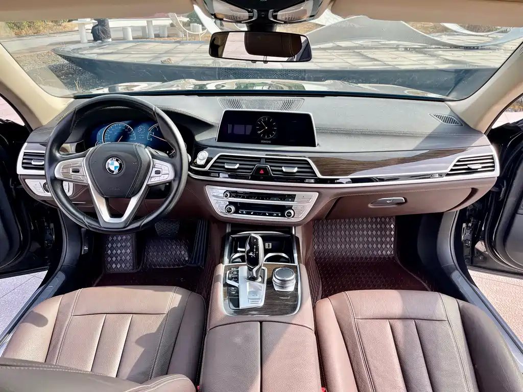 BMW 7 Series 2017 — фото 10